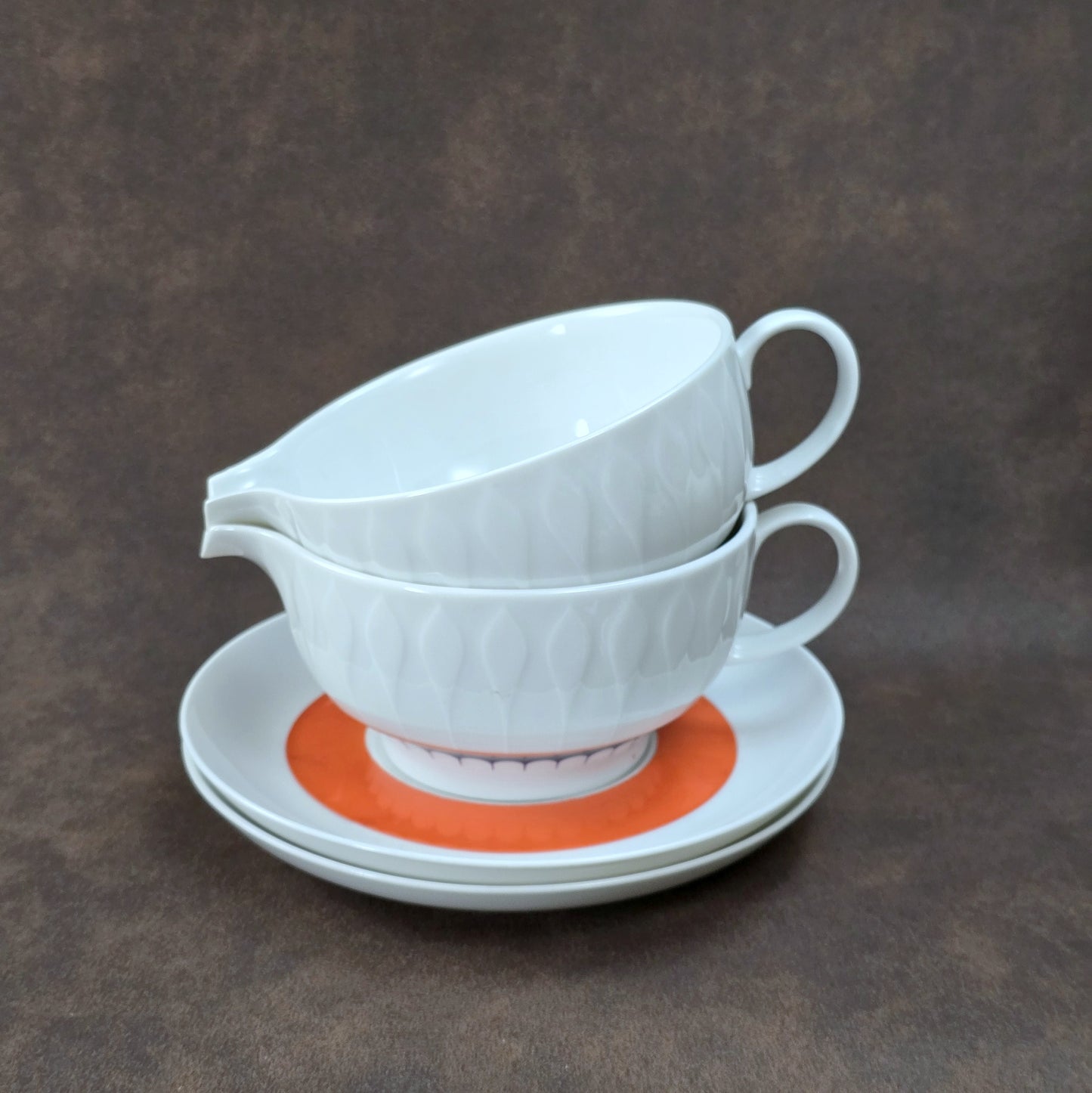 Zweier-Set Thomas Lanzette Saucieren aus den 1970ern mit Untertellern und kräftigem Pop-Art-Dekor in Orange.