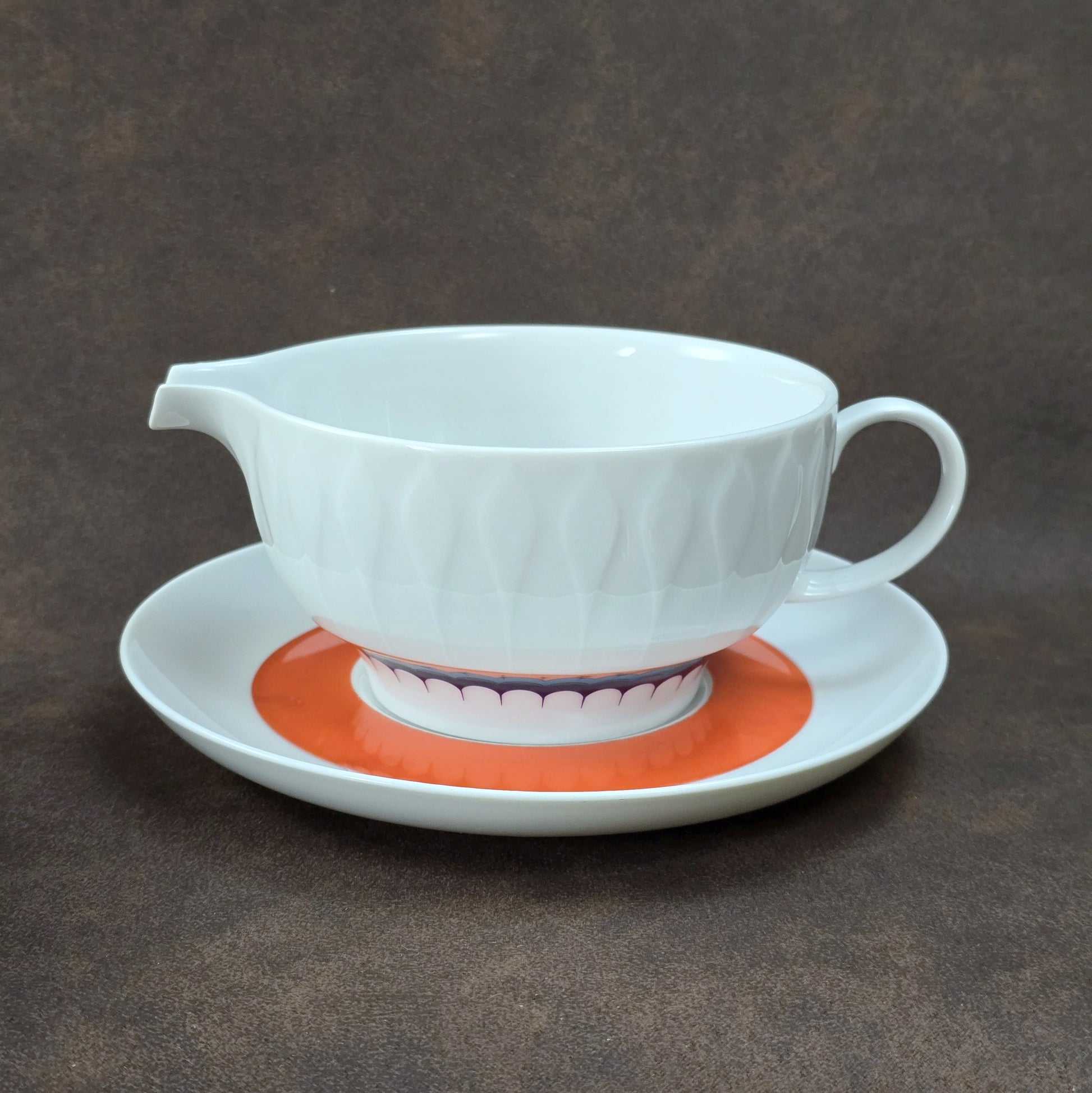 Zweier-Set Thomas Lanzette Saucieren aus den 1970ern mit Untertellern und kräftigem Pop-Art-Dekor in Orange.