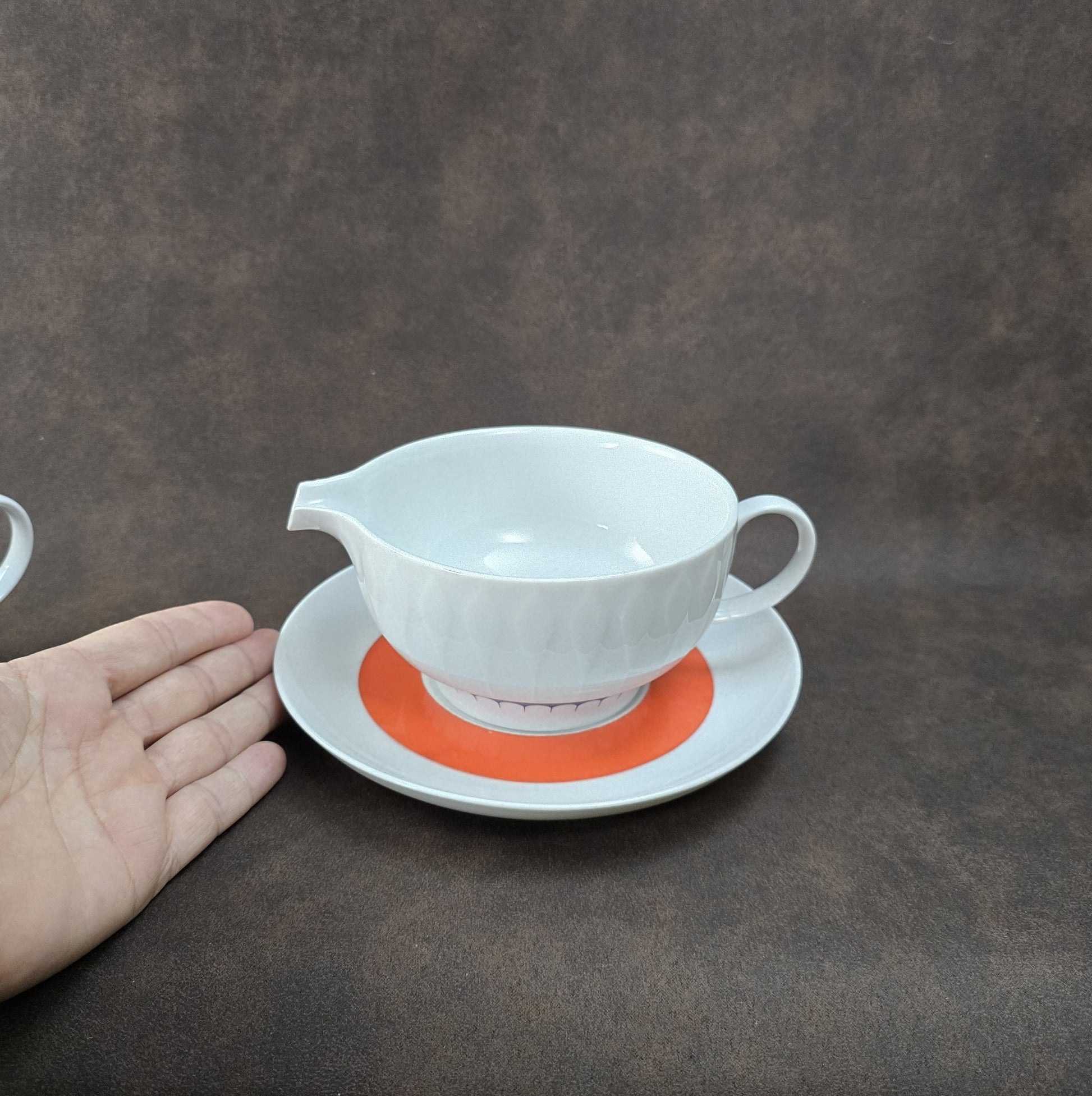 Zweier-Set Thomas Lanzette Saucieren aus den 1970ern mit Untertellern und kräftigem Pop-Art-Dekor in Orange.