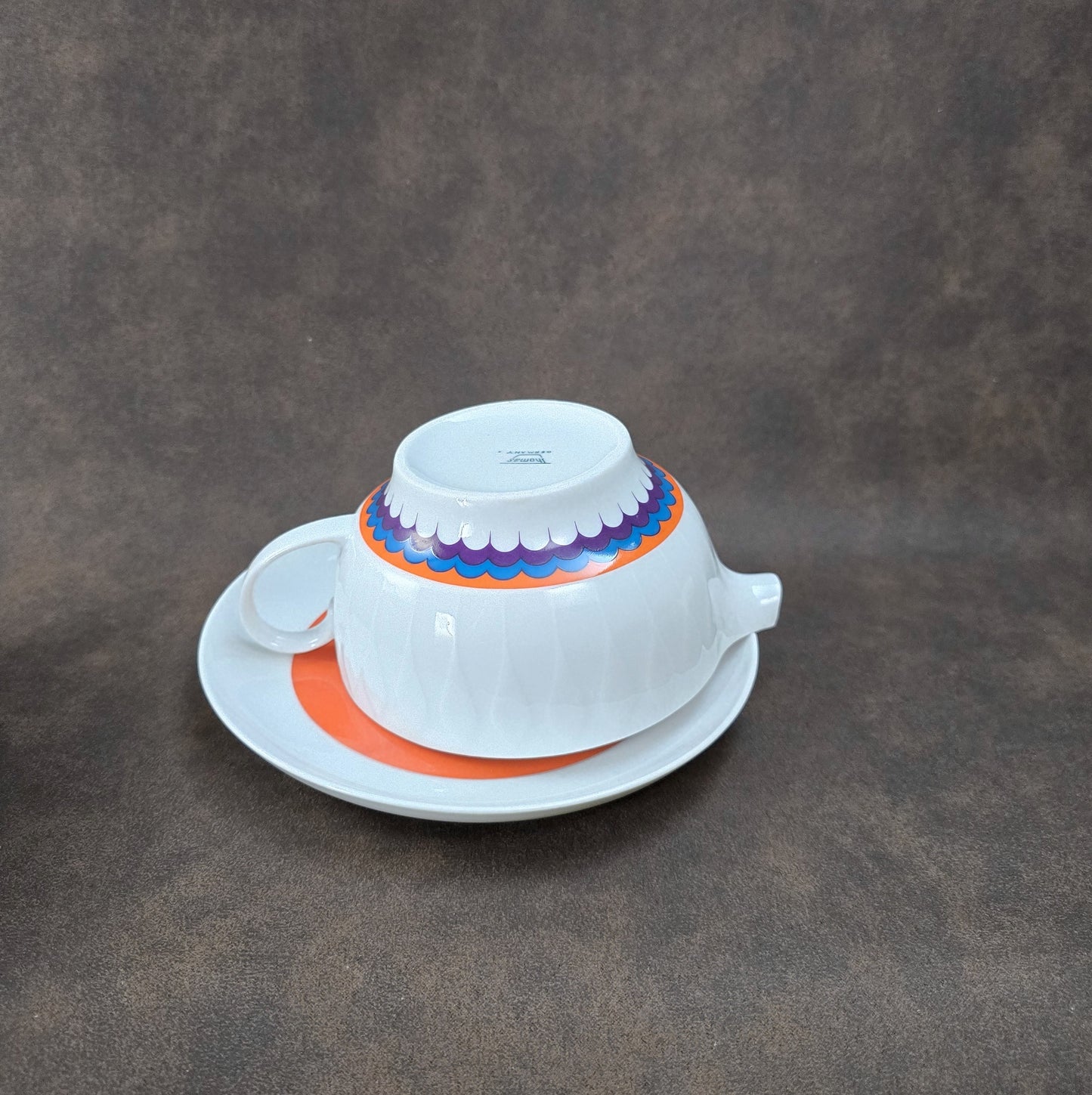 Zweier-Set Thomas Lanzette Saucieren aus den 1970ern mit Untertellern und kräftigem Pop-Art-Dekor in Orange.