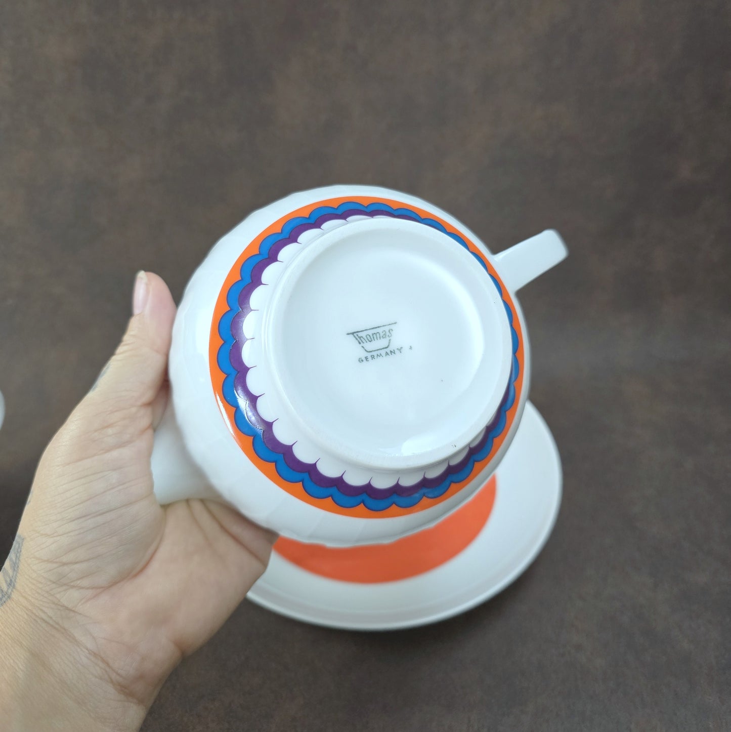 Zweier-Set Thomas Lanzette Saucieren aus den 1970ern mit Untertellern und kräftigem Pop-Art-Dekor in Orange.