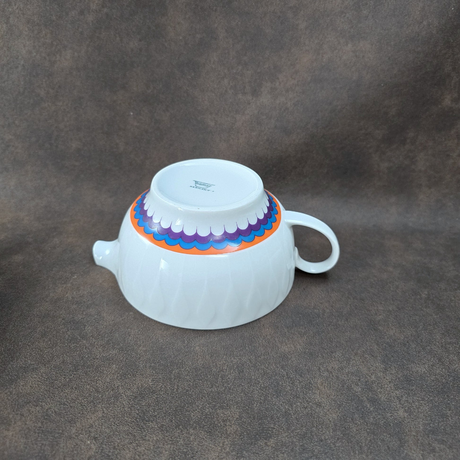 Zweier-Set Thomas Lanzette Saucieren aus den 1970ern mit Untertellern und kräftigem Pop-Art-Dekor in Orange.