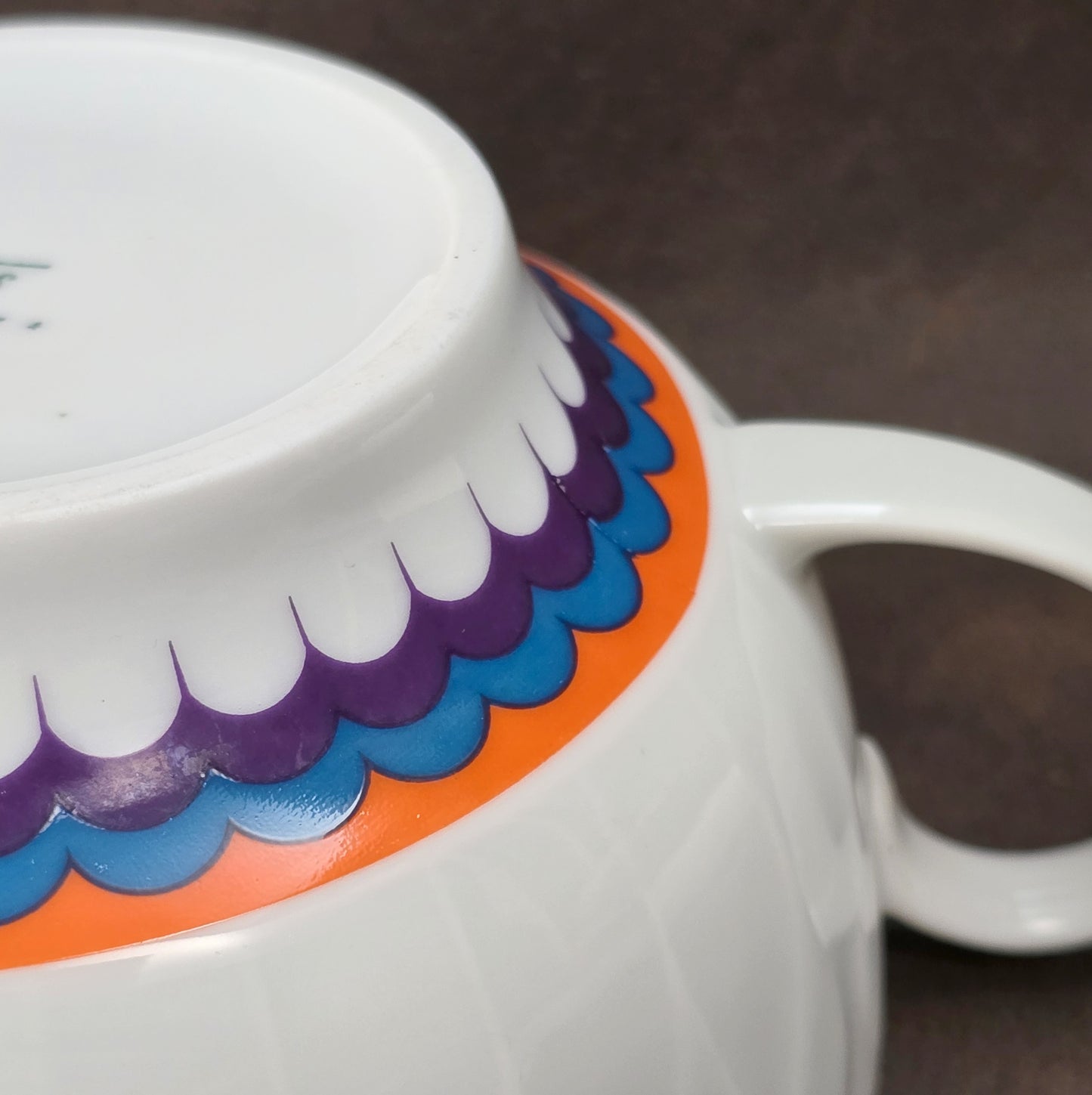 Zweier-Set Thomas Lanzette Saucieren aus den 1970ern mit Untertellern und kräftigem Pop-Art-Dekor in Orange.