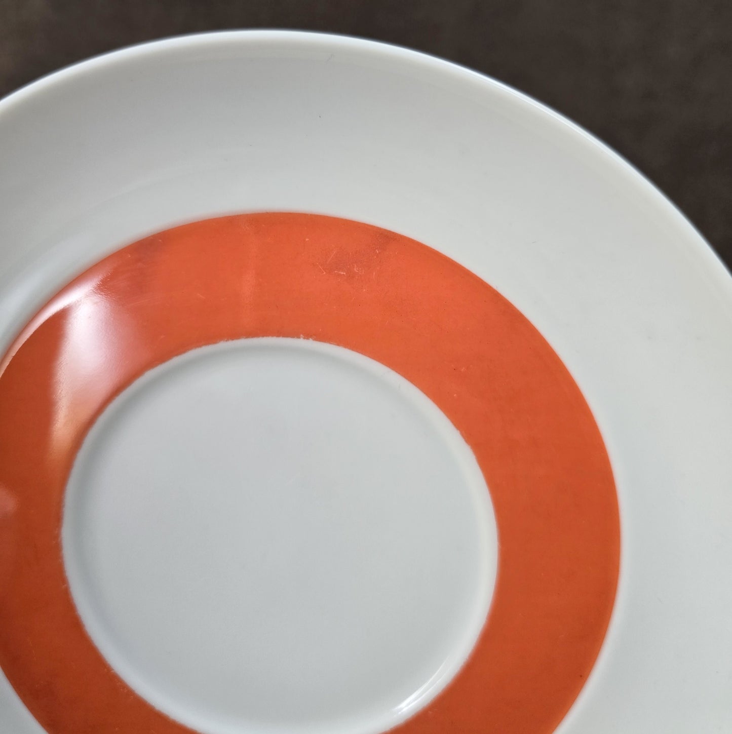 Zweier-Set Thomas Lanzette Saucieren aus den 1970ern mit Untertellern und kräftigem Pop-Art-Dekor in Orange.