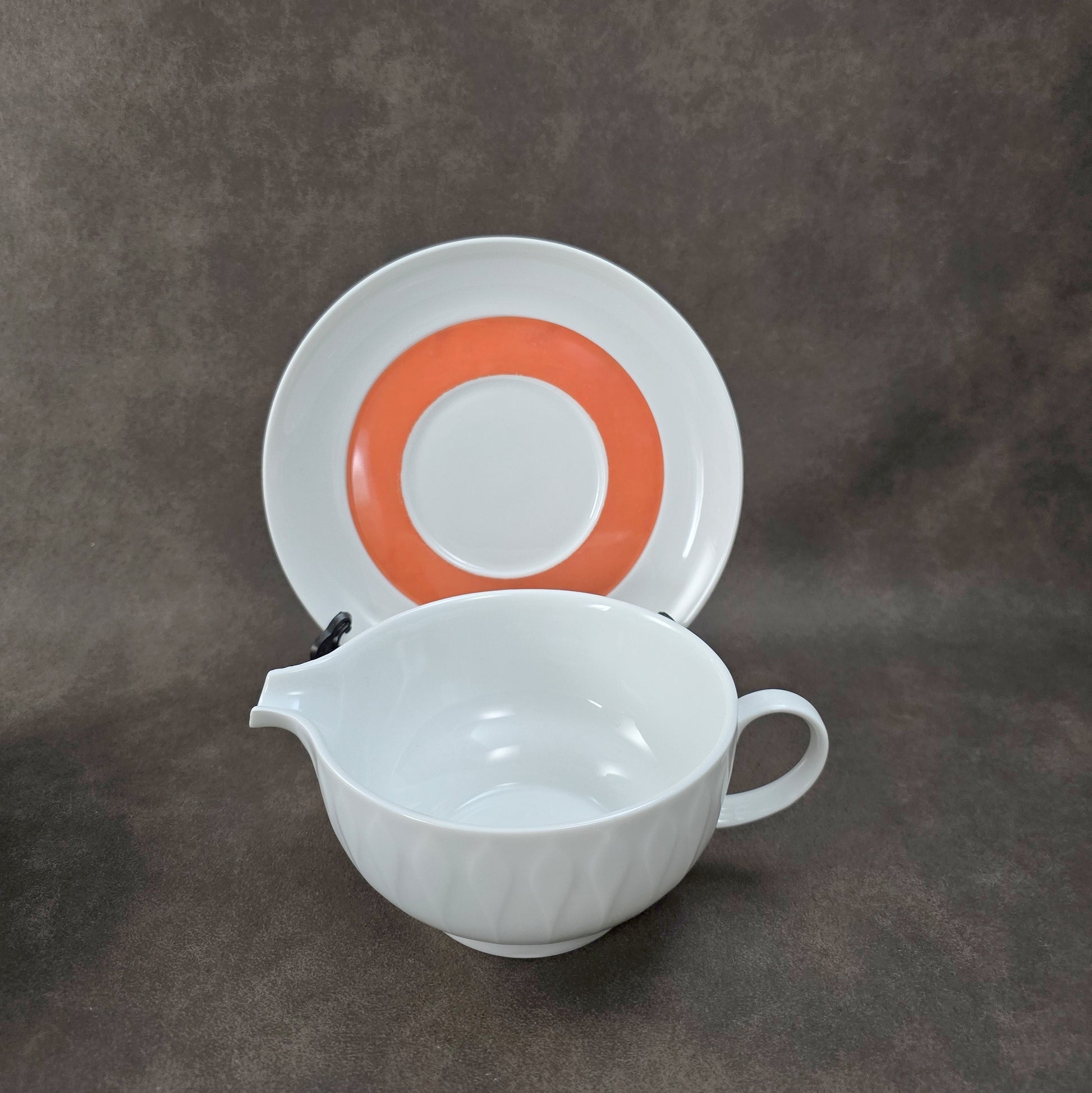 Zweier-Set Thomas Lanzette Saucieren aus den 1970ern mit Untertellern und kräftigem Pop-Art-Dekor in Orange.