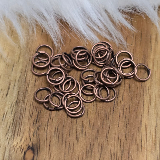 Das Bild zeigt 30 offene Biegeringe in antik kupferfarbig mit einem Durchmesser von 4,6mm, ein unverzichtbares Zubehör für die Schmuckherstellung. Ideal um Charms und Verschlüsse zuverlässig zu befestigen.
