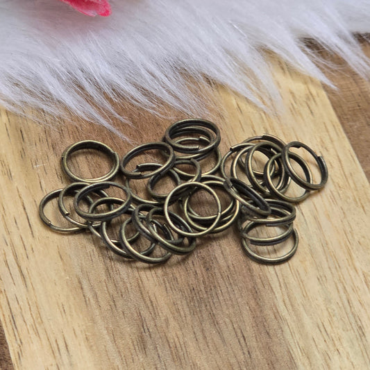 Das Bild zeigt 30 doppelte Binderinge in antik bronzefarbig mit einem Durchmesser von 8,3mm. Die Verbindungsringe sind ein unverzichtbares Zubehör für die Schmuckherstellung. Durch ihre doppelte Wicklung bieten sie eine besonders stabile und sichere Verbindung, sodass Anhänger, Charms und Verschlüsse zuverlässig befestigt bleiben.