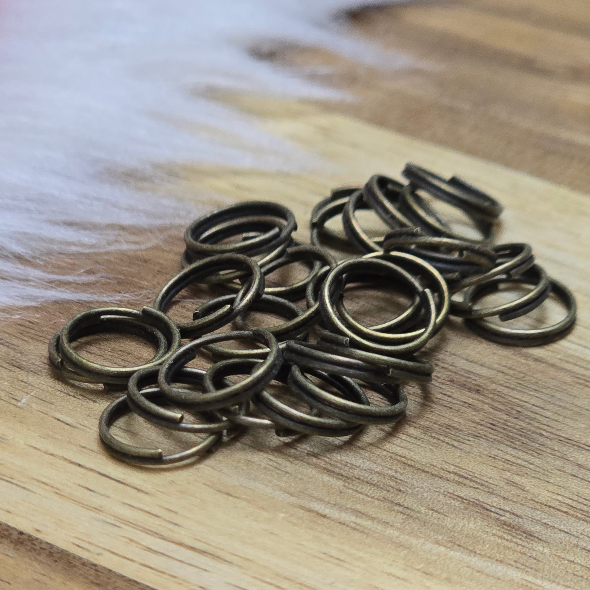 Das Bild zeigt 30 doppelte Binderinge in antik bronzefarbig mit einem Durchmesser von 8,3mm. Die Verbindungsringe sind ein unverzichtbares Zubehör für die Schmuckherstellung. Durch ihre doppelte Wicklung bieten sie eine besonders stabile und sichere Verbindung, sodass Anhänger, Charms und Verschlüsse zuverlässig befestigt bleiben.