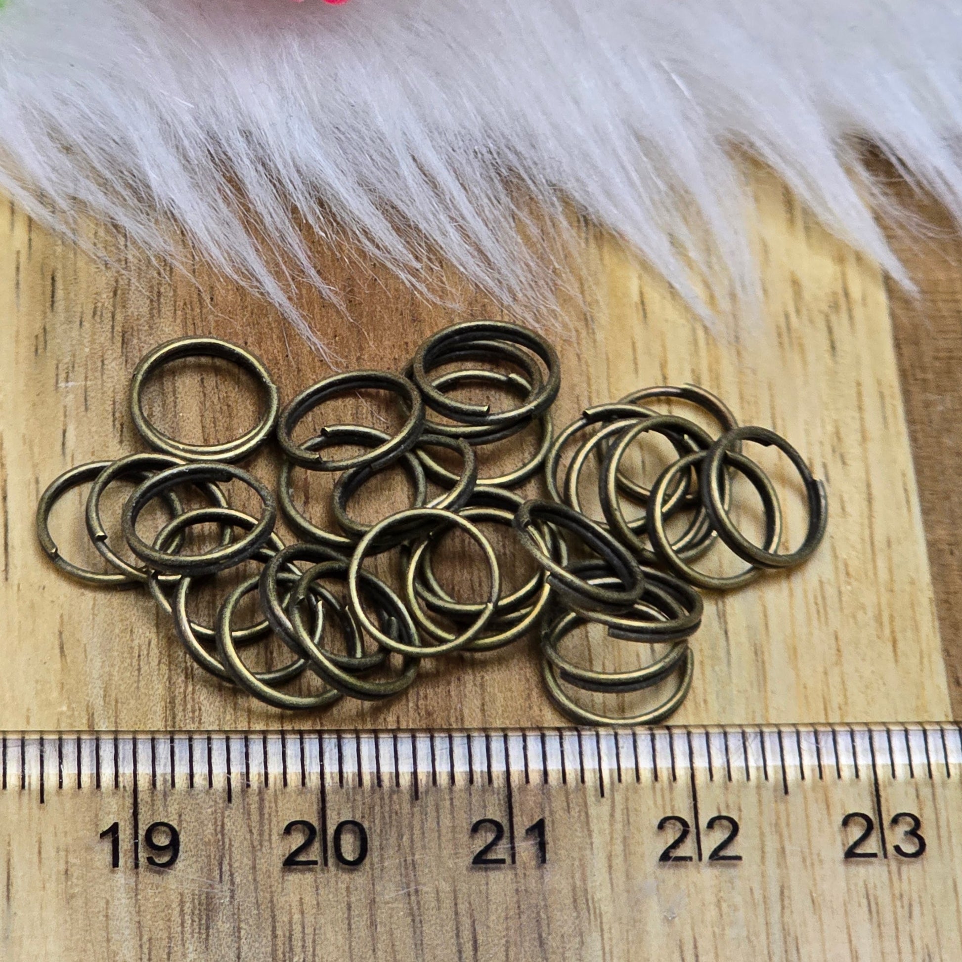 Das Bild zeigt 30 doppelte Binderinge in antik bronzefarbig mit einem Durchmesser von 8,3mm. Die Verbindungsringe sind ein unverzichtbares Zubehör für die Schmuckherstellung. Durch ihre doppelte Wicklung bieten sie eine besonders stabile und sichere Verbindung, sodass Anhänger, Charms und Verschlüsse zuverlässig befestigt bleiben.