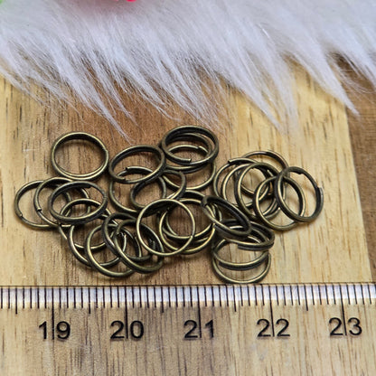 Das Bild zeigt 30 doppelte Binderinge in antik bronzefarbig mit einem Durchmesser von 8,3mm. Die Verbindungsringe sind ein unverzichtbares Zubehör für die Schmuckherstellung. Durch ihre doppelte Wicklung bieten sie eine besonders stabile und sichere Verbindung, sodass Anhänger, Charms und Verschlüsse zuverlässig befestigt bleiben.