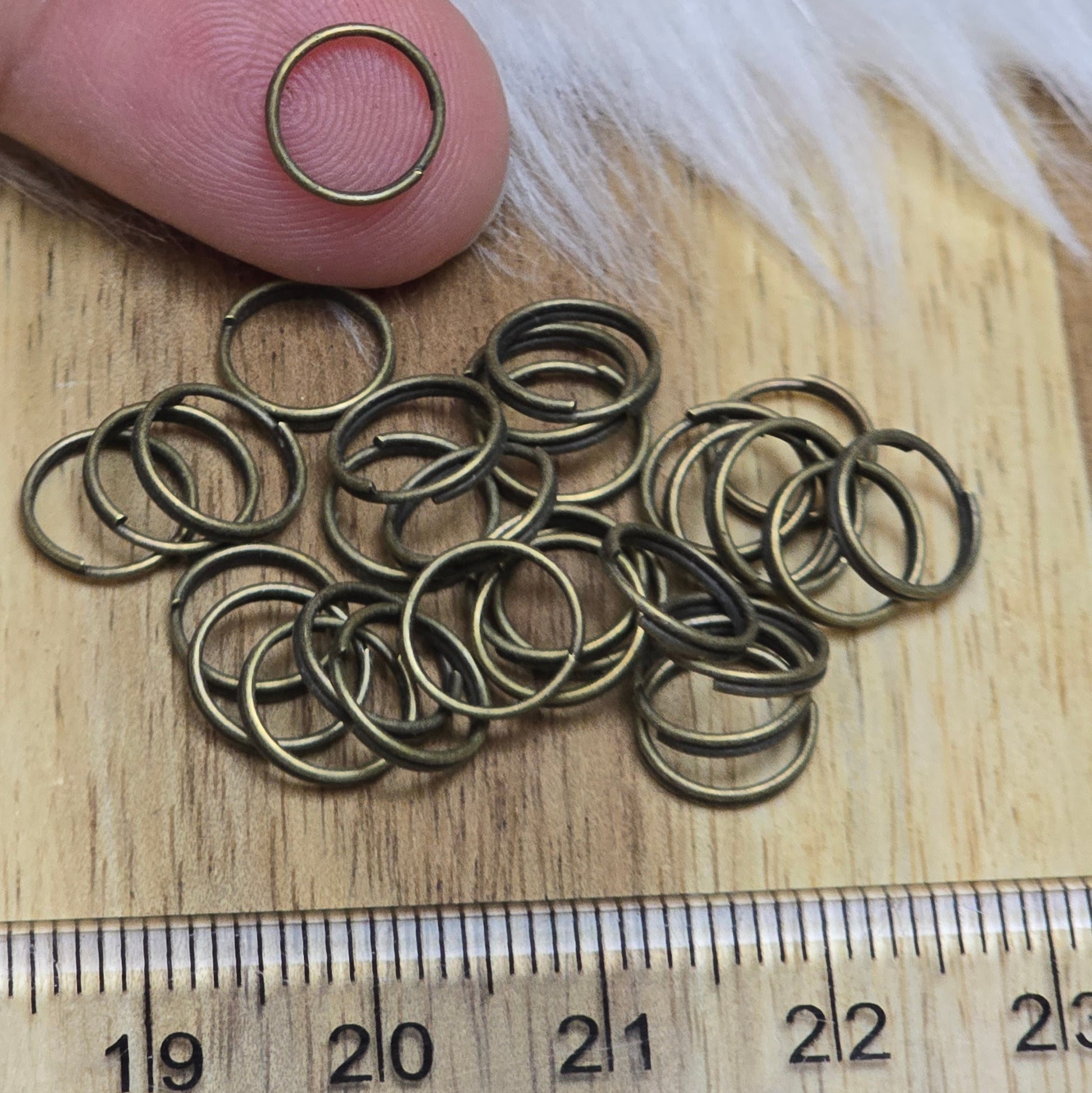 Das Bild zeigt 30 doppelte Binderinge in antik bronzefarbig mit einem Durchmesser von 8,3mm. Die Verbindungsringe sind ein unverzichtbares Zubehör für die Schmuckherstellung. Durch ihre doppelte Wicklung bieten sie eine besonders stabile und sichere Verbindung, sodass Anhänger, Charms und Verschlüsse zuverlässig befestigt bleiben.