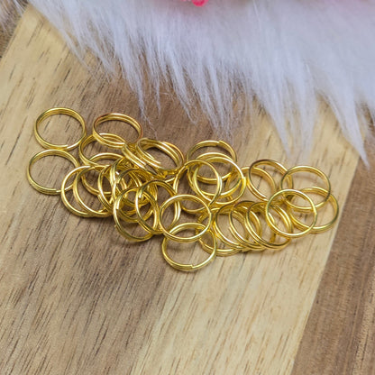 Das Bild zeigt 30 doppelte Binderinge in goldfarbig mit einem Durchmesser von  8mm. Die Verbindungsringe sind ein unverzichtbares Zubehör für die Schmuckherstellung. Durch ihre doppelte Wicklung bieten sie eine besonders stabile und sichere Verbindung, sodass Anhänger, Charms und Verschlüsse zuverlässig befestigt. 