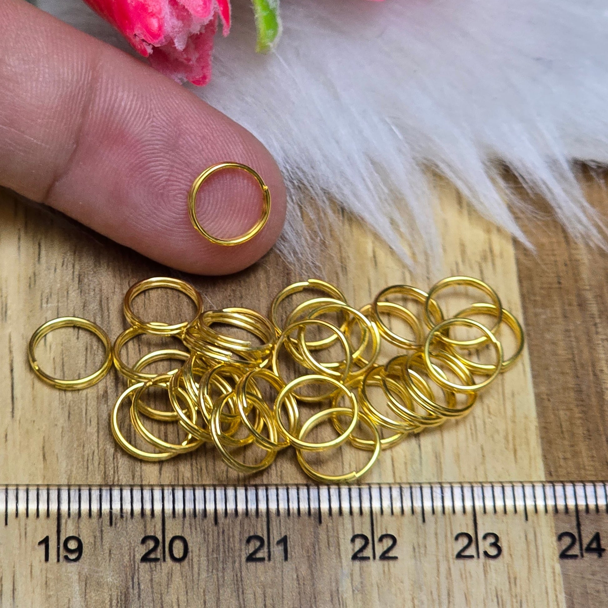 Das Bild zeigt 30 doppelte Binderinge in goldfarbig mit einem Durchmesser von  8mm. Die Verbindungsringe sind ein unverzichtbares Zubehör für die Schmuckherstellung. Durch ihre doppelte Wicklung bieten sie eine besonders stabile und sichere Verbindung, sodass Anhänger, Charms und Verschlüsse zuverlässig befestigt. 