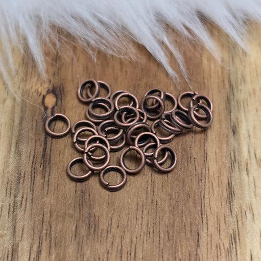 Das Bild zeigt 30 doppelte Binderinge in antikem Kupfer-Finish sind ein unverzichtbares Zubehör für die Schmuckherstellung. Durch ihre doppelte Wicklung bieten sie eine besonders stabile und sichere Verbindung, sodass Anhänger, Charms und Verschlüsse zuverlässig befestigt bleiben.