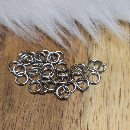 Das Bild zeigt 30 offene Biegeringe, perfekt für die Schmuckherstellung. Sie eignen sich hervorragend als Anhängerösen für Kettenanhänger oder als Verbindungsringe in verschiedenen Designs.
