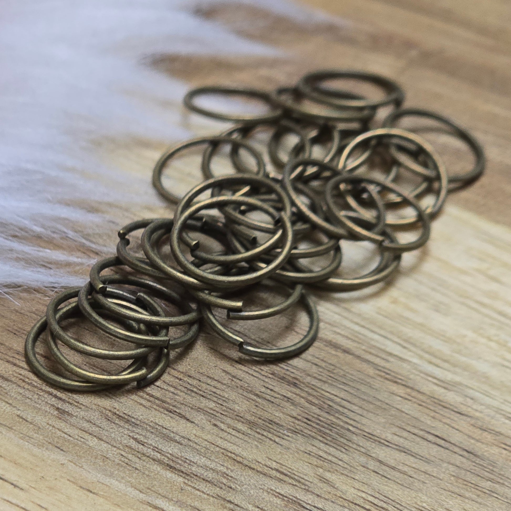 Das Bild zeigt 30 offene Biegeringe in antik bronzefarbig mit einem Durchmesser von 10,4mm. Die Verbindungsringe sind ein unverzichtbares Zubehör für die Schmuckherstellung. Ideal um Charms und Verschlüsse zuverlässig zu befestigen.