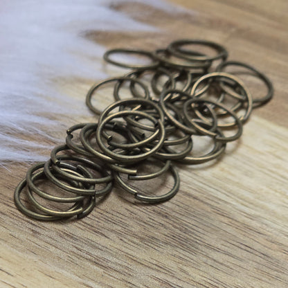 Das Bild zeigt 30 offene Biegeringe in antik bronzefarbig mit einem Durchmesser von 10,4mm. Die Verbindungsringe sind ein unverzichtbares Zubehör für die Schmuckherstellung. Ideal um Charms und Verschlüsse zuverlässig zu befestigen.