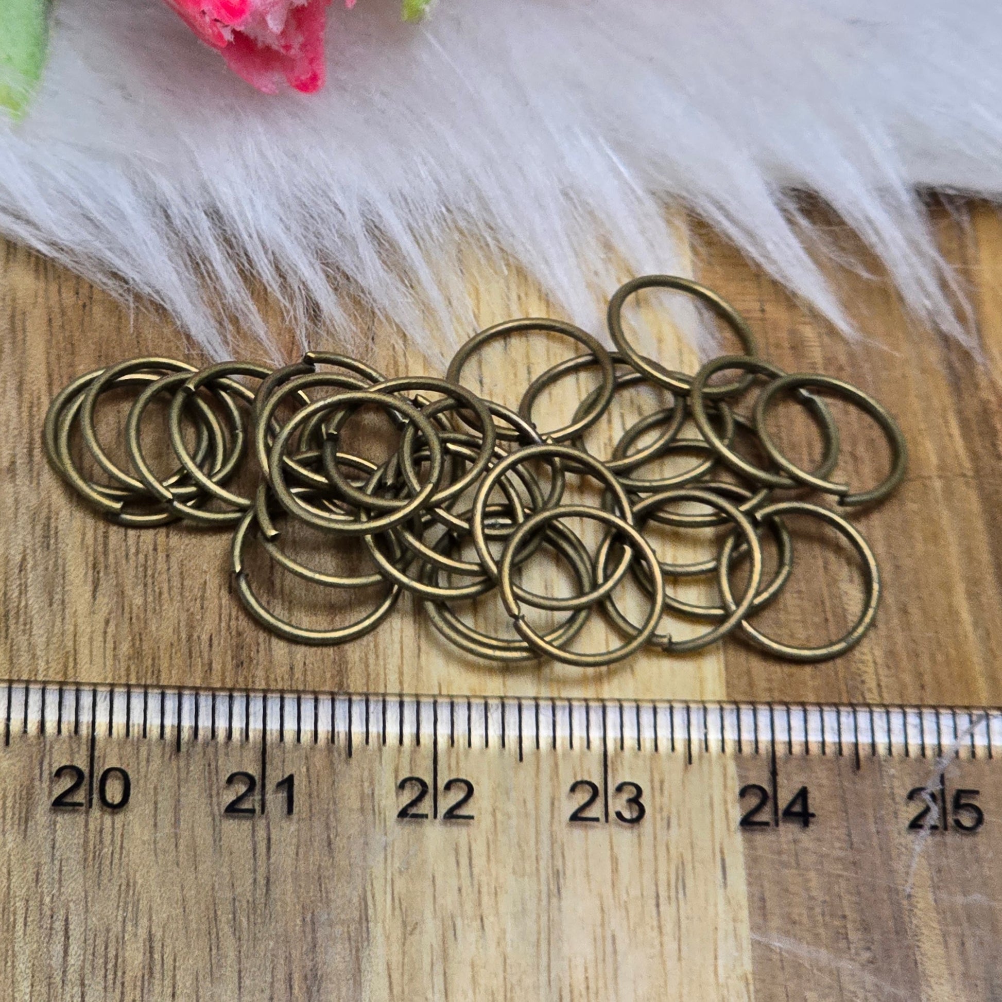 Das Bild zeigt 30 offene Biegeringe in antik bronzefarbig mit einem Durchmesser von 10,4mm. Die Verbindungsringe sind ein unverzichtbares Zubehör für die Schmuckherstellung. Ideal um Charms und Verschlüsse zuverlässig zu befestigen.