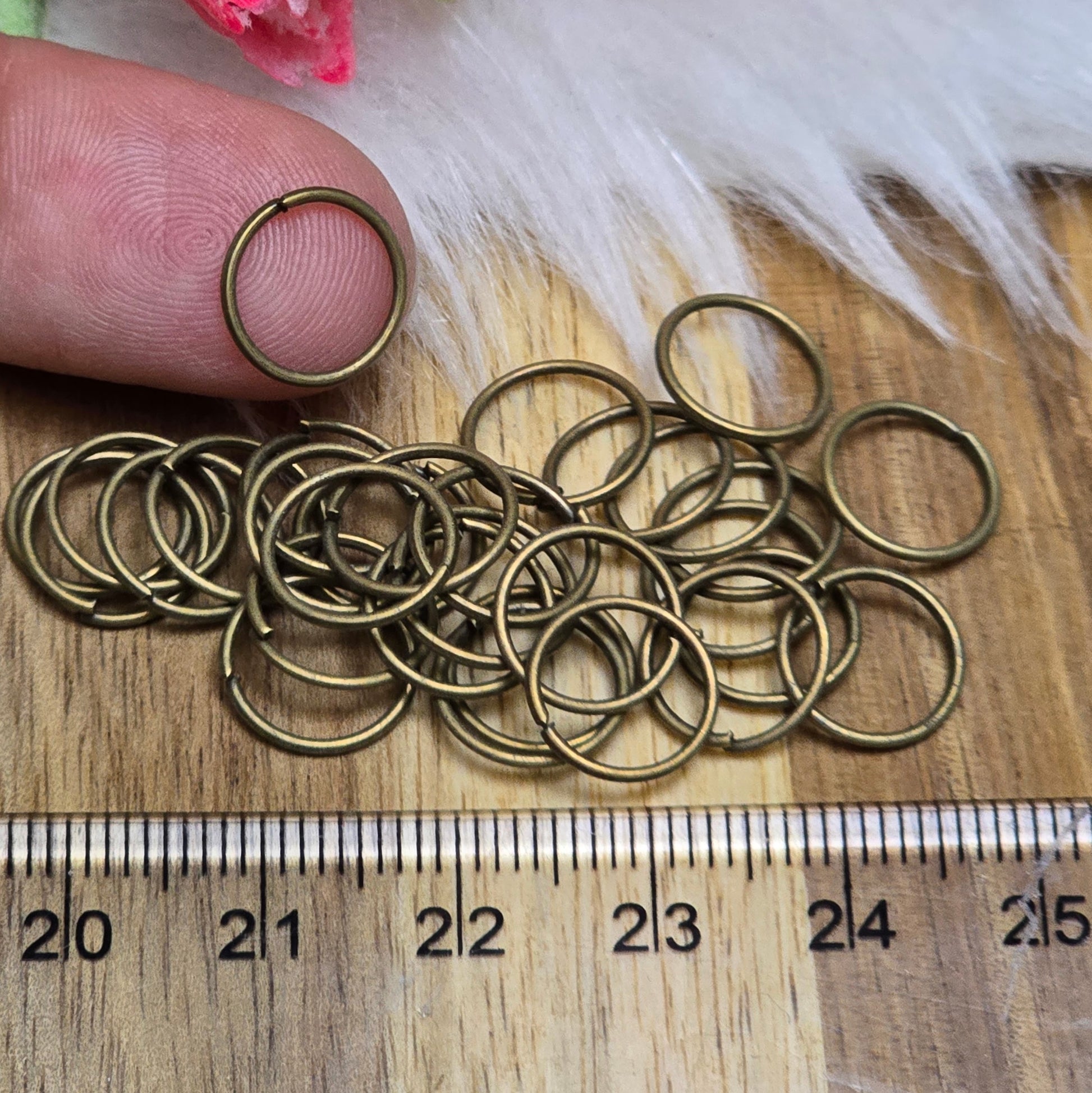 Das Bild zeigt 30 offene Biegeringe in antik bronzefarbig mit einem Durchmesser von 10,4mm. Die Verbindungsringe sind ein unverzichtbares Zubehör für die Schmuckherstellung. Ideal um Charms und Verschlüsse zuverlässig zu befestigen.