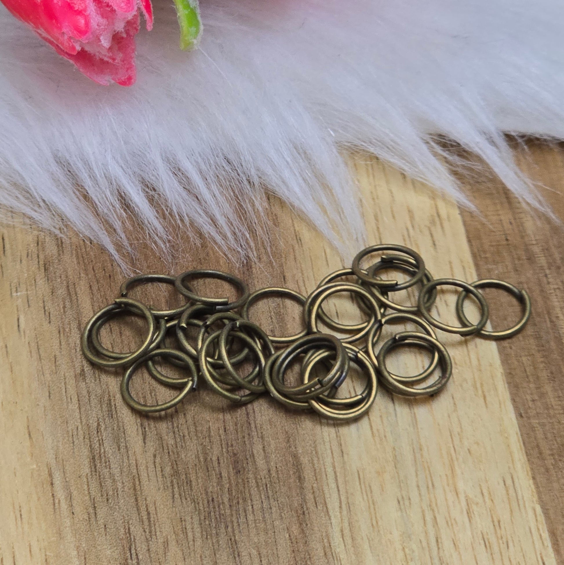 Das Bild zeigt 30 offene Biegeringe in antik bronzefarbig mit einem Durchmesser von 8mm. Die Verbindungsringe sind ein unverzichtbares Zubehör für die Schmuckherstellung. Ideal um Charms und Verschlüsse zuverlässig zu befestigen.