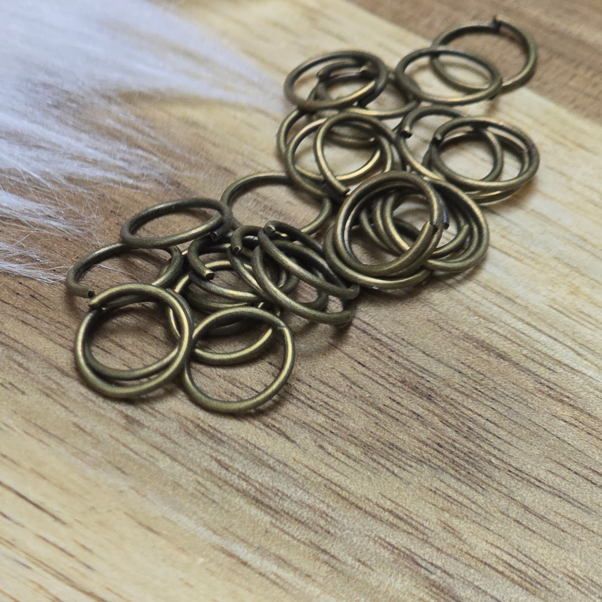 Das Bild zeigt 30 offene Biegeringe in antik bronzefarbig mit einem Durchmesser von 8mm. Die Verbindungsringe sind ein unverzichtbares Zubehör für die Schmuckherstellung. Ideal um Charms und Verschlüsse zuverlässig zu befestigen.