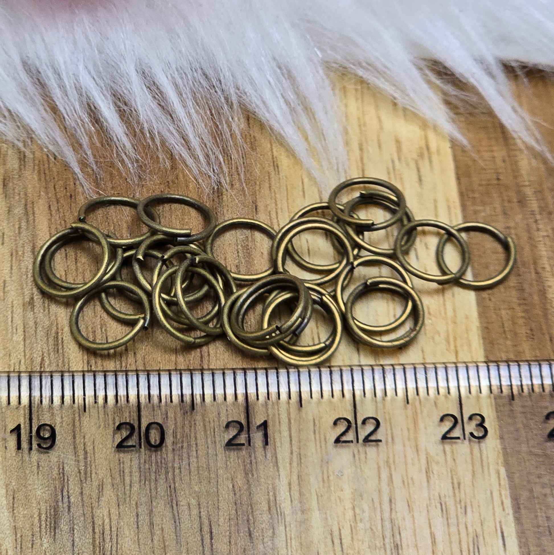 Das Bild zeigt 30 offene Biegeringe in antik bronzefarbig mit einem Durchmesser von 8mm. Die Verbindungsringe sind ein unverzichtbares Zubehör für die Schmuckherstellung. Ideal um Charms und Verschlüsse zuverlässig zu befestigen.