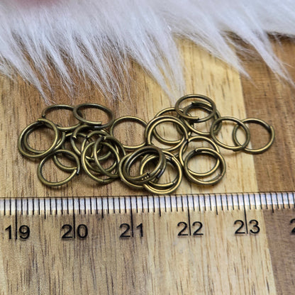 Das Bild zeigt 30 offene Biegeringe in antik bronzefarbig mit einem Durchmesser von 8mm. Die Verbindungsringe sind ein unverzichtbares Zubehör für die Schmuckherstellung. Ideal um Charms und Verschlüsse zuverlässig zu befestigen.