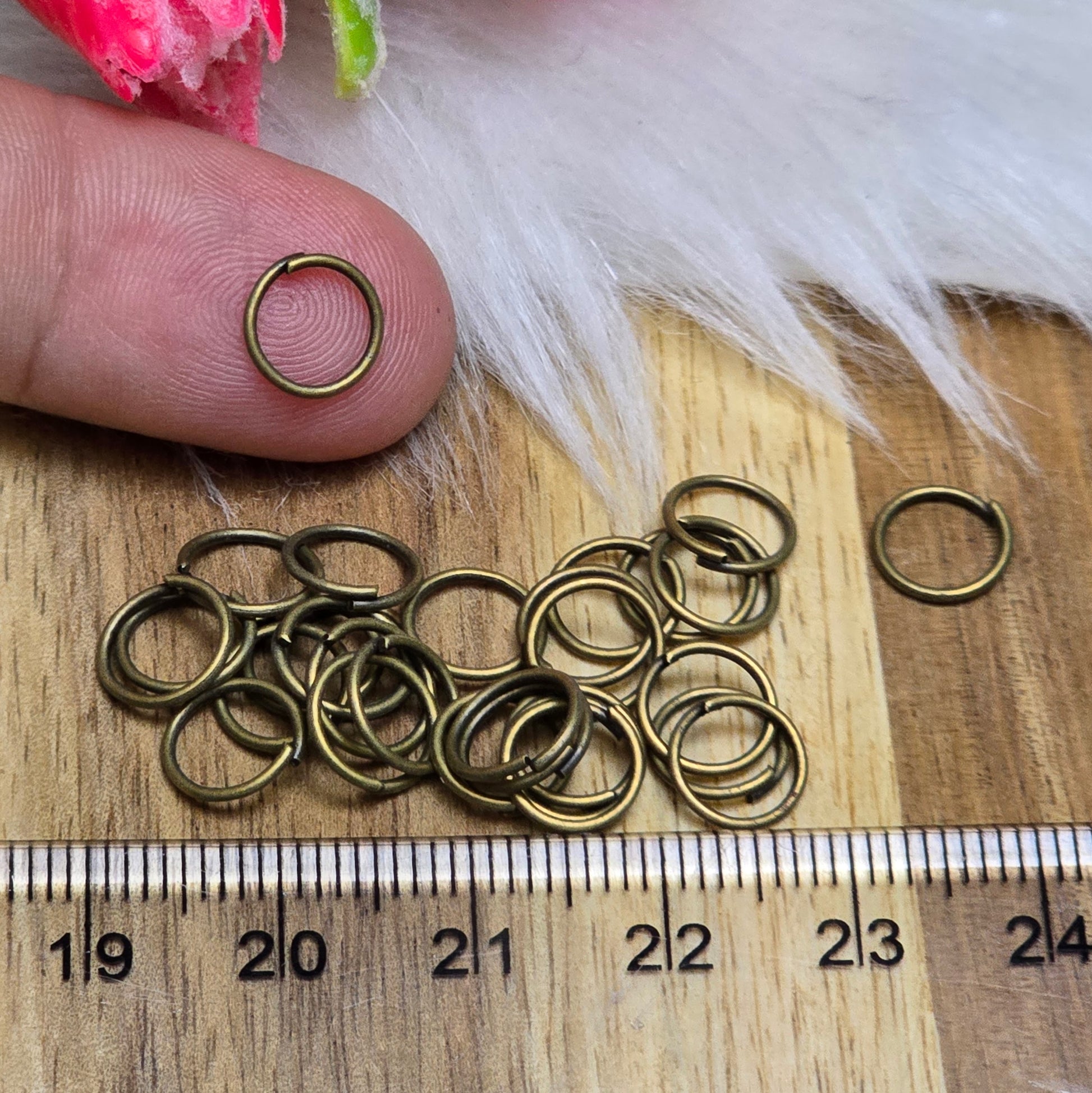 Das Bild zeigt 30 offene Biegeringe in antik bronzefarbig mit einem Durchmesser von 8mm. Die Verbindungsringe sind ein unverzichtbares Zubehör für die Schmuckherstellung. Ideal um Charms und Verschlüsse zuverlässig zu befestigen.