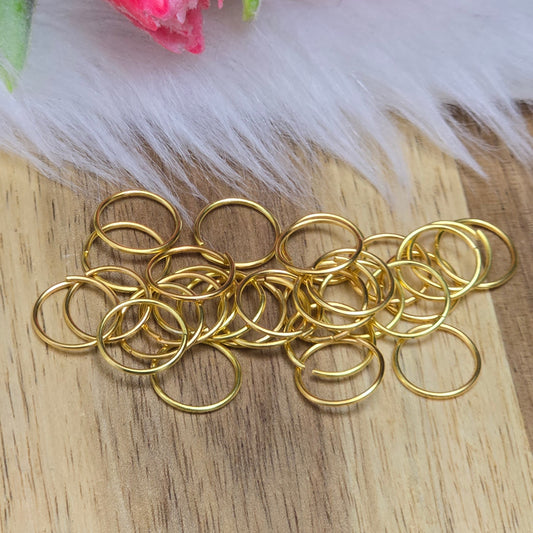 Das Bild zeigt 30  offene Biegeringe in goldfarbig mit einem Durchmesser von 10mm. Die Verbindungsringe sind ein unverzichtbares Zubehör für die Schmuckherstellung. Ideal um Charms und Verschlüsse zuverlässig zu befestigen.