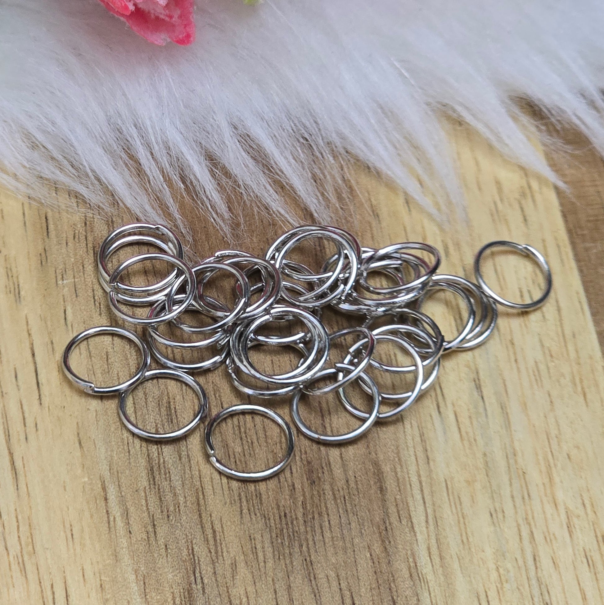 Das Bild zeigt 30 offene Biegeringe in silberfarbig mit einem Durchmesser von 8mm. Die Verbindungsringe sind ein unverzichtbares Zubehör für die Schmuckherstellung. Ideal um Charms und Verschlüsse zuverlässig zu befestigen.