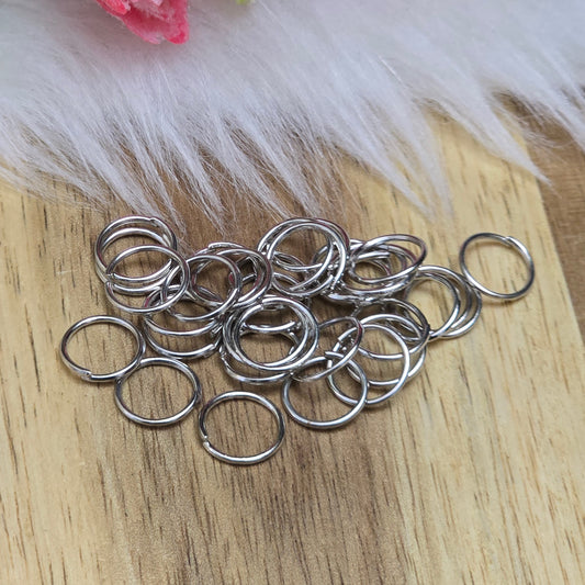 Das Bild zeigt 30 offene Biegeringe in silberfarbig mit einem Durchmesser von 8mm. Die Verbindungsringe sind ein unverzichtbares Zubehör für die Schmuckherstellung. Ideal um Charms und Verschlüsse zuverlässig zu befestigen.