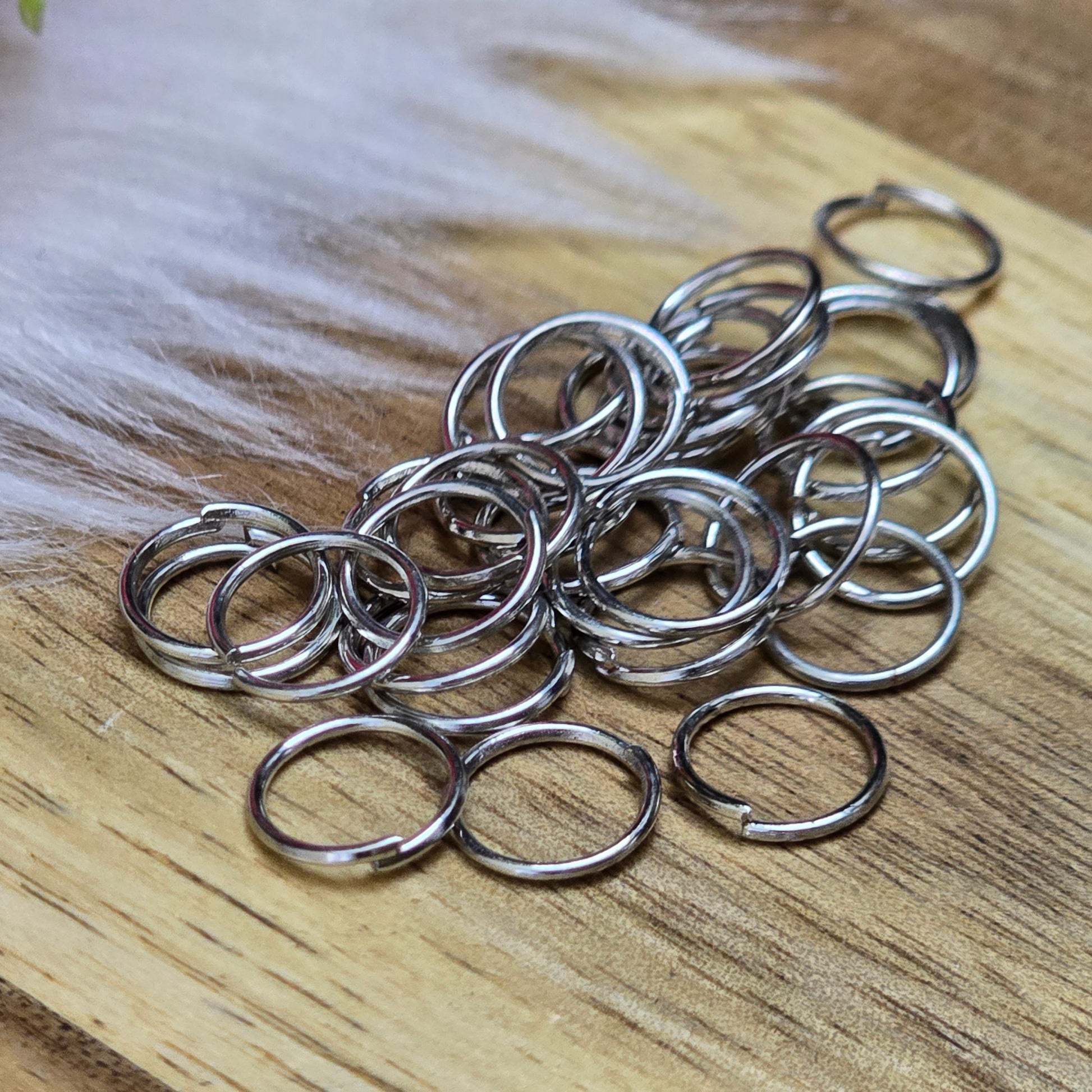 Das Bild zeigt 30 offene Biegeringe in silberfarbig mit einem Durchmesser von 8mm. Die Verbindungsringe sind ein unverzichtbares Zubehör für die Schmuckherstellung. Ideal um Charms und Verschlüsse zuverlässig zu befestigen.