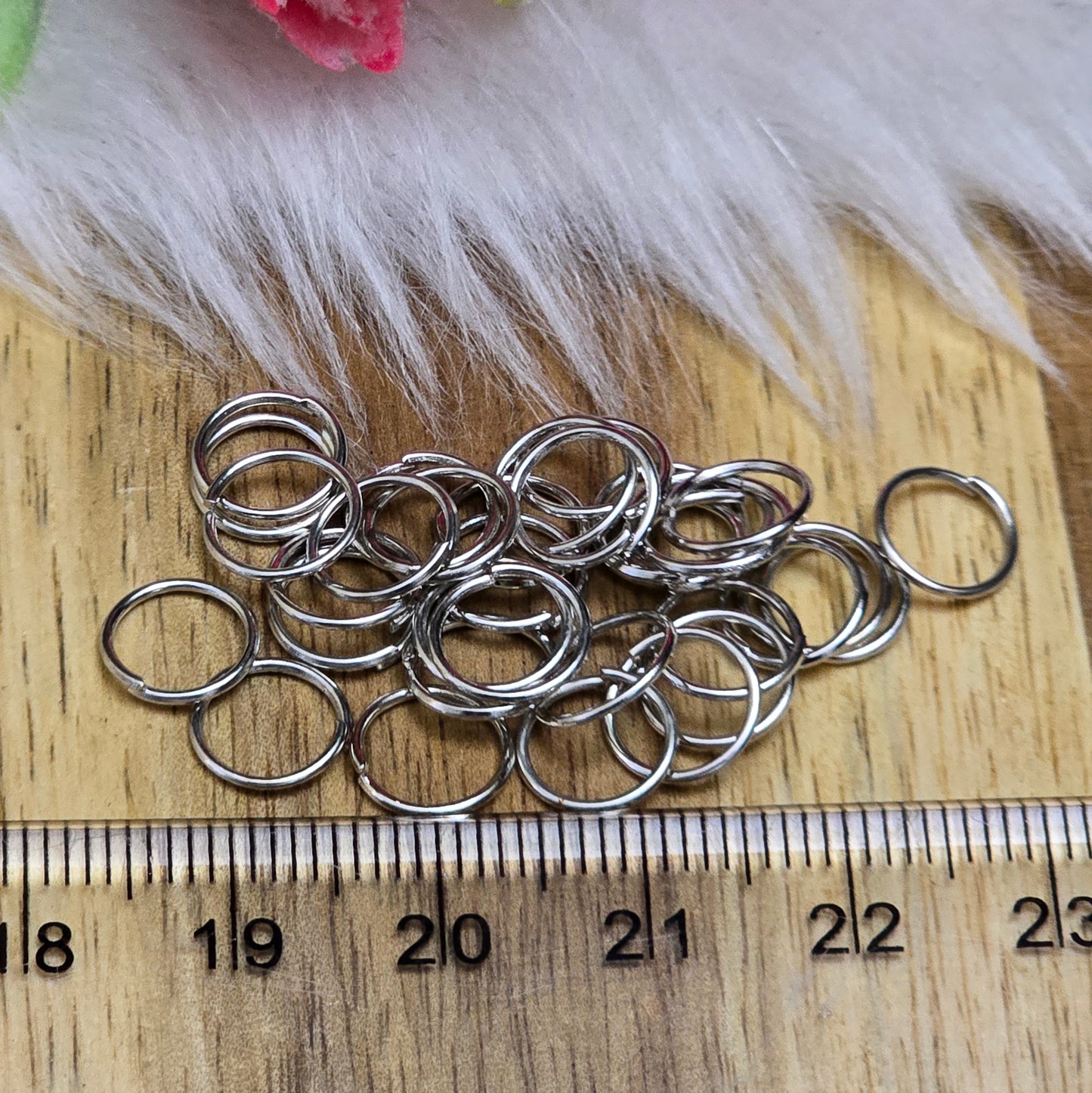 Das Bild zeigt 30 offene Biegeringe in silberfarbig mit einem Durchmesser von 8mm. Die Verbindungsringe sind ein unverzichtbares Zubehör für die Schmuckherstellung. Ideal um Charms und Verschlüsse zuverlässig zu befestigen.