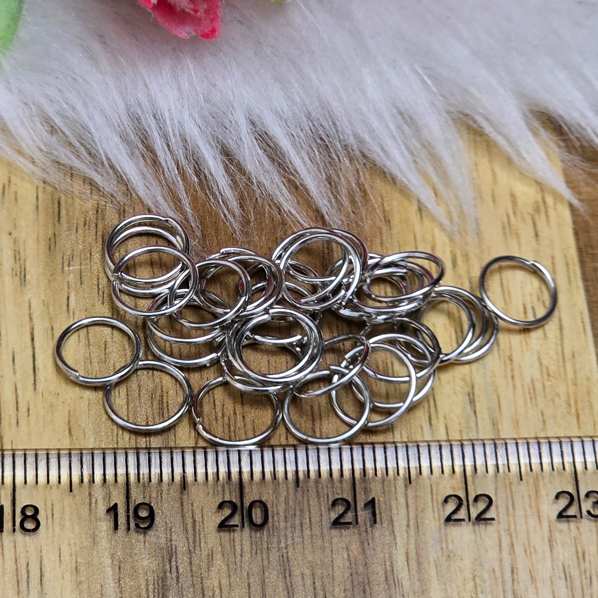 Das Bild zeigt 30 offene Biegeringe in silberfarbig mit einem Durchmesser von 8mm. Die Verbindungsringe sind ein unverzichtbares Zubehör für die Schmuckherstellung. Ideal um Charms und Verschlüsse zuverlässig zu befestigen.