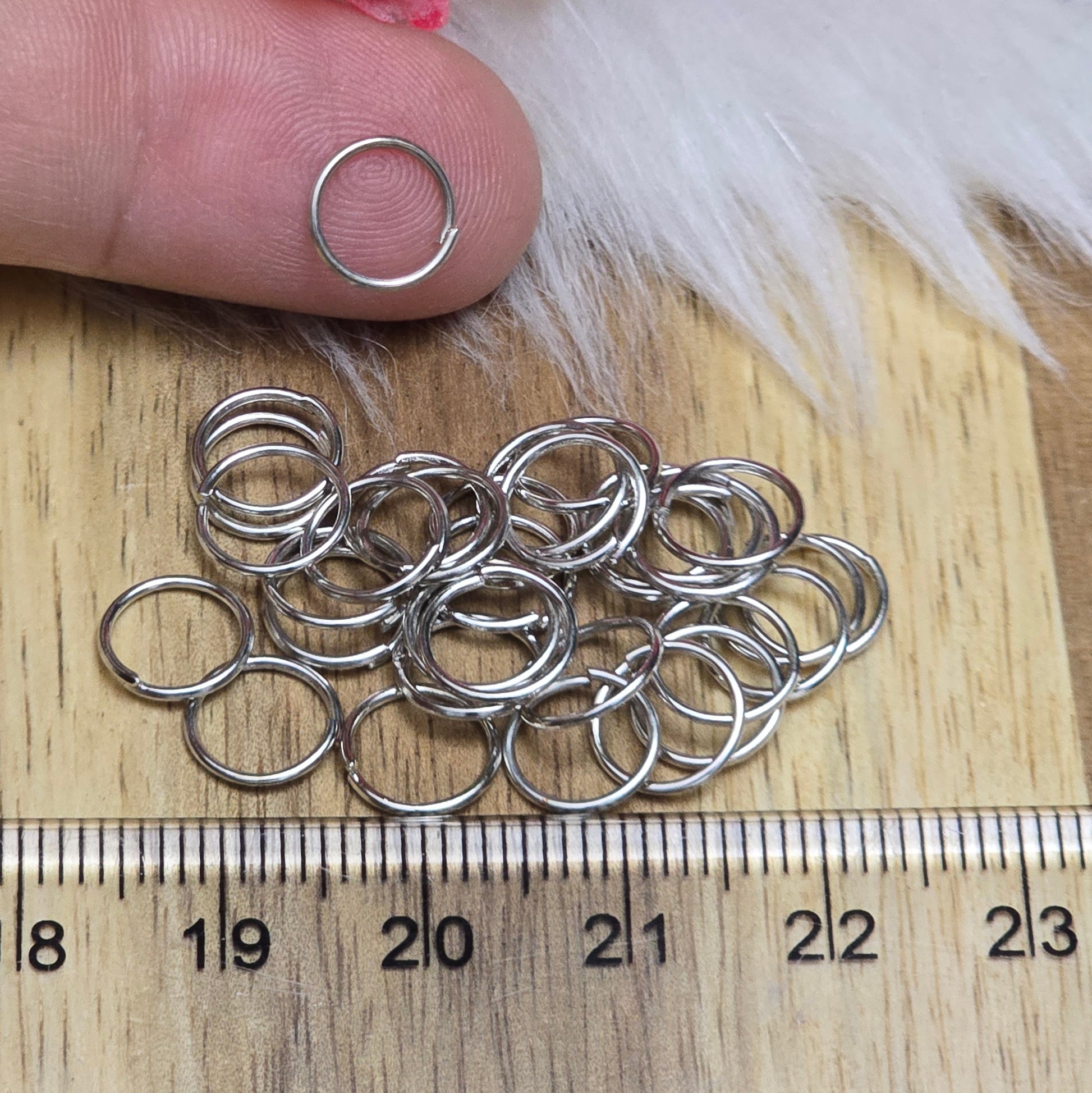 Das Bild zeigt 30 offene Biegeringe in silberfarbig mit einem Durchmesser von 8mm. Die Verbindungsringe sind ein unverzichtbares Zubehör für die Schmuckherstellung. Ideal um Charms und Verschlüsse zuverlässig zu befestigen.