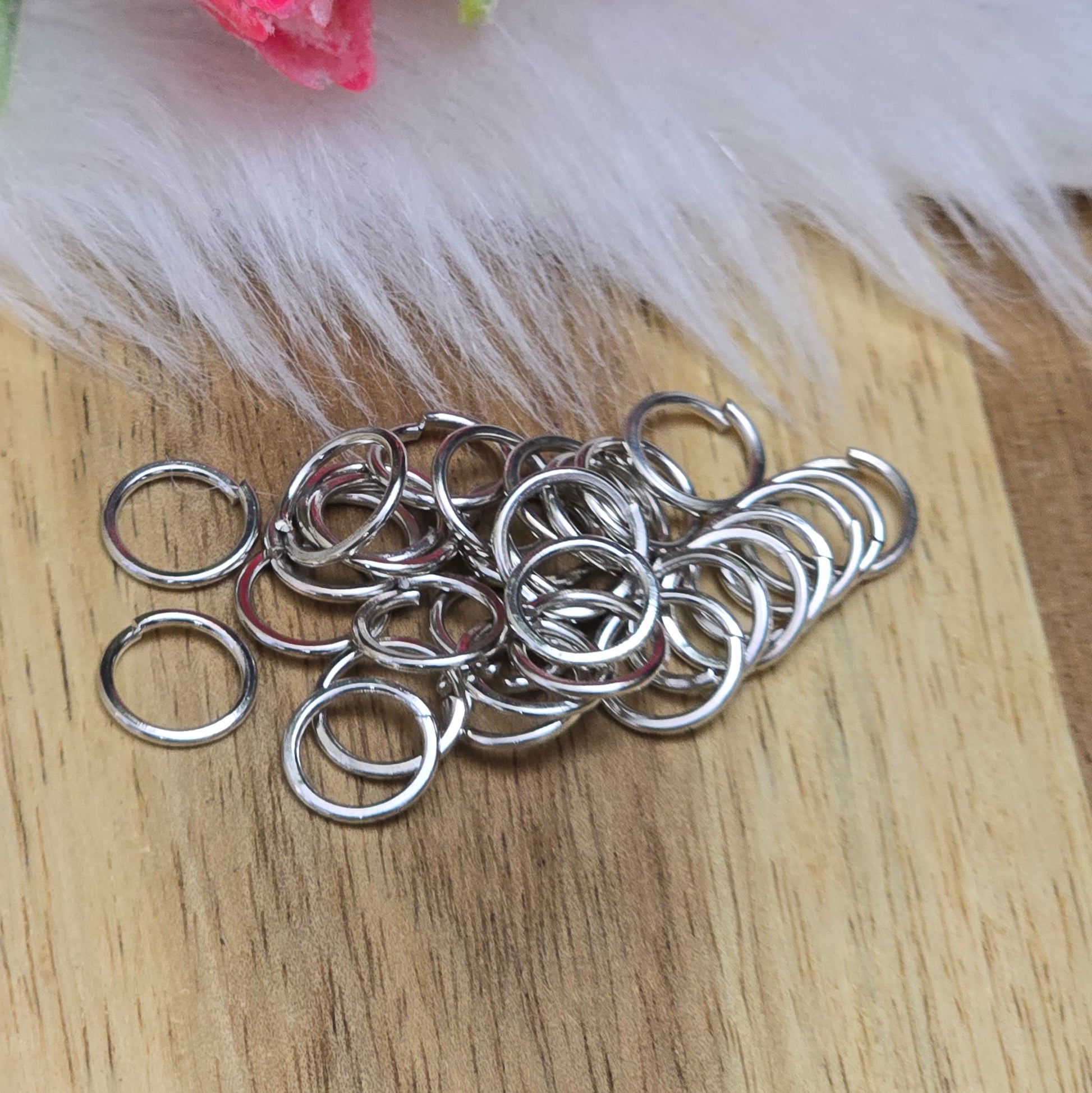 Das Bild zeigt 30 offene Biegeringe in silberfarbig mit einem Durchmesser von 8,3mm. Die Verbindungsringe sind ein unverzichtbares Zubehör für die Schmuckherstellung. Ideal um Charms und Verschlüsse zuverlässig zu befestigen.