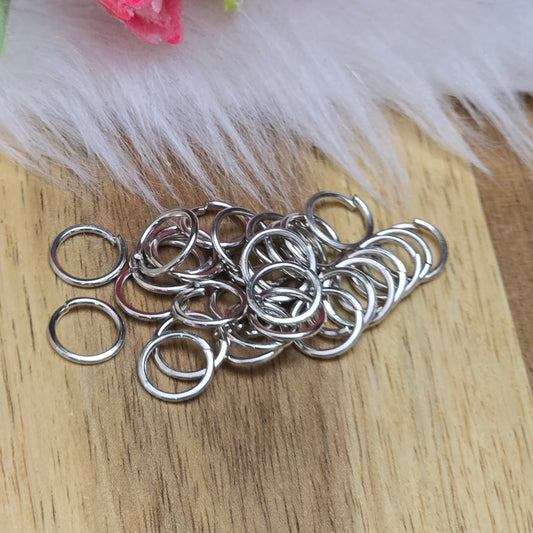 Das Bild zeigt 30 offene Biegeringe in silberfarbig mit einem Durchmesser von 8,3mm. Die Verbindungsringe sind ein unverzichtbares Zubehör für die Schmuckherstellung. Ideal um Charms und Verschlüsse zuverlässig zu befestigen.