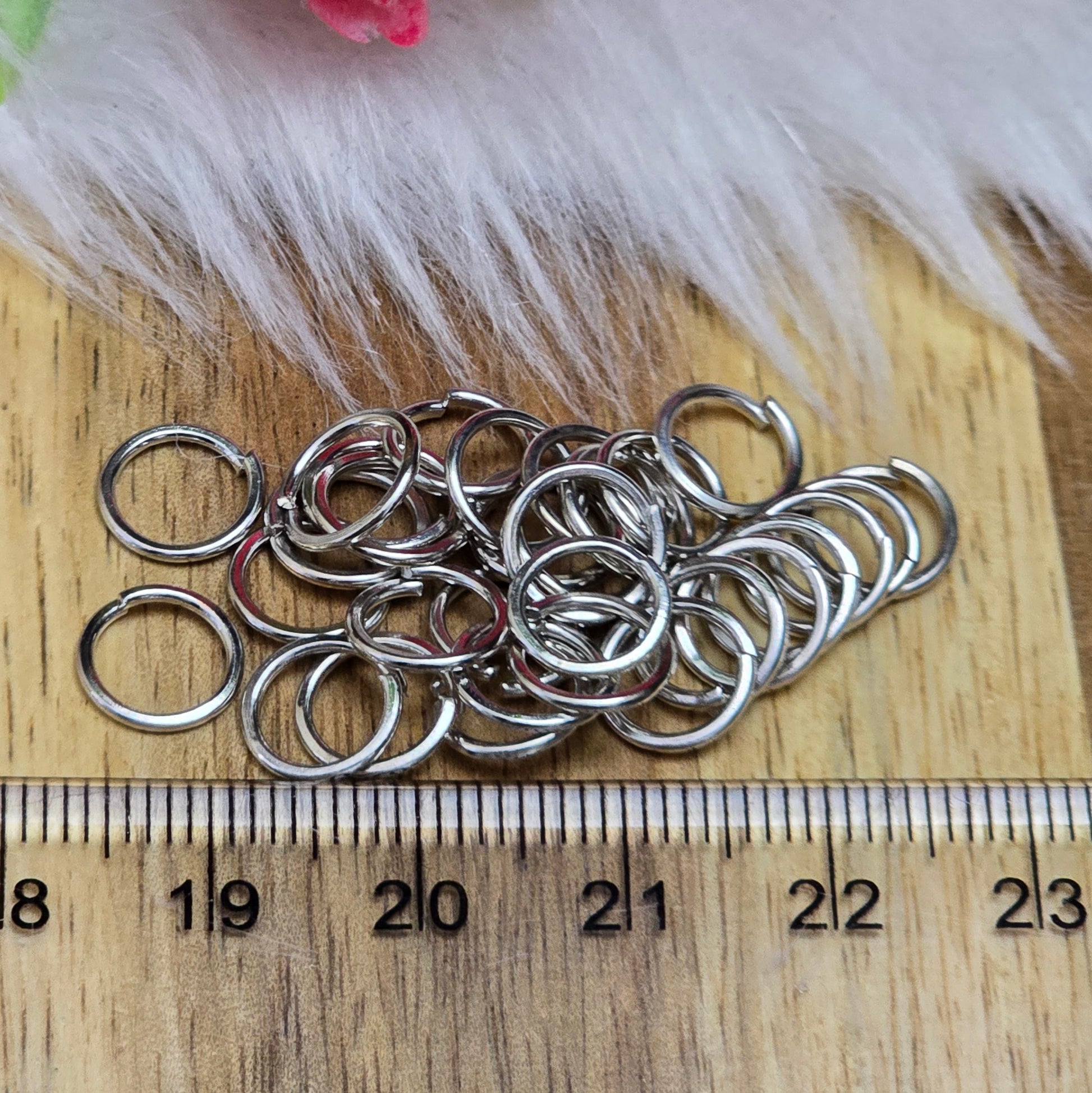 Das Bild zeigt 30 offene Biegeringe in silberfarbig mit einem Durchmesser von 8,3mm. Die Verbindungsringe sind ein unverzichtbares Zubehör für die Schmuckherstellung. Ideal um Charms und Verschlüsse zuverlässig zu befestigen.