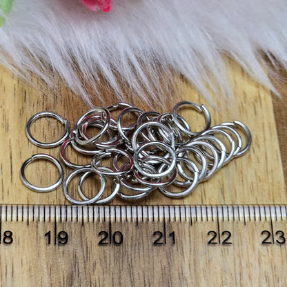 Das Bild zeigt 30 offene Biegeringe in silberfarbig mit einem Durchmesser von 8,3mm. Die Verbindungsringe sind ein unverzichtbares Zubehör für die Schmuckherstellung. Ideal um Charms und Verschlüsse zuverlässig zu befestigen.