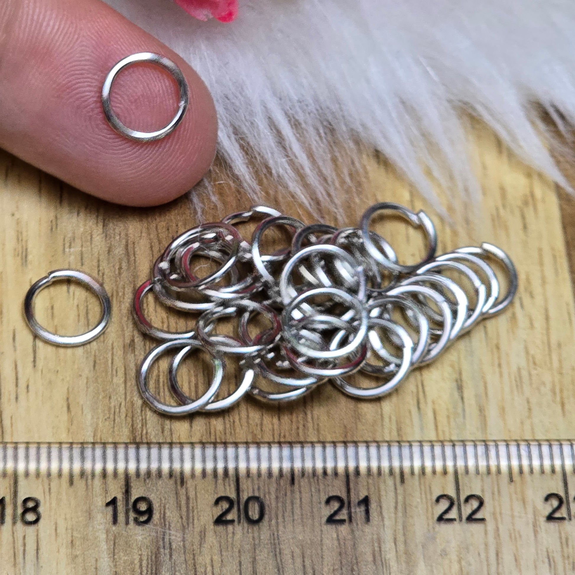 Das Bild zeigt 30 offene Biegeringe in silberfarbig mit einem Durchmesser von 8,3mm. Die Verbindungsringe sind ein unverzichtbares Zubehör für die Schmuckherstellung. Ideal um Charms und Verschlüsse zuverlässig zu befestigen.