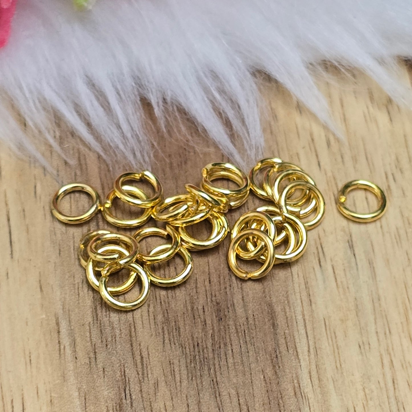 Das Bild zeigt 30 offene Biegeringe in vergoldet mit einem Durchmesser von 6mm. Die Verbindungsringe sind ein unverzichtbares Zubehör für die Schmuckherstellung. Ideal um Charms und Verschlüsse zuverlässig zu befestigen.
