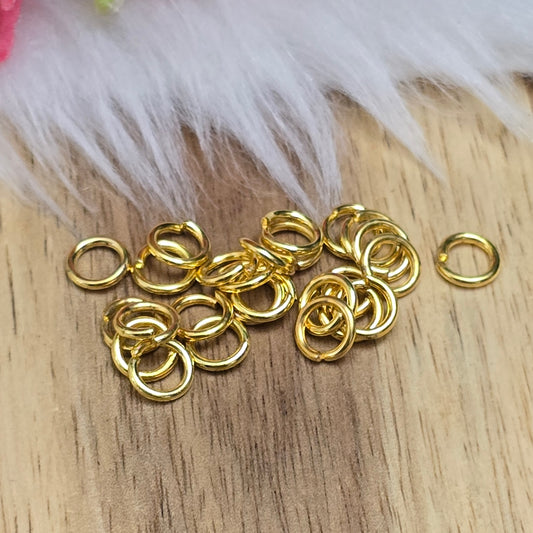 Das Bild zeigt 30 offene Biegeringe in vergoldet mit einem Durchmesser von 6mm. Die Verbindungsringe sind ein unverzichtbares Zubehör für die Schmuckherstellung. Ideal um Charms und Verschlüsse zuverlässig zu befestigen.