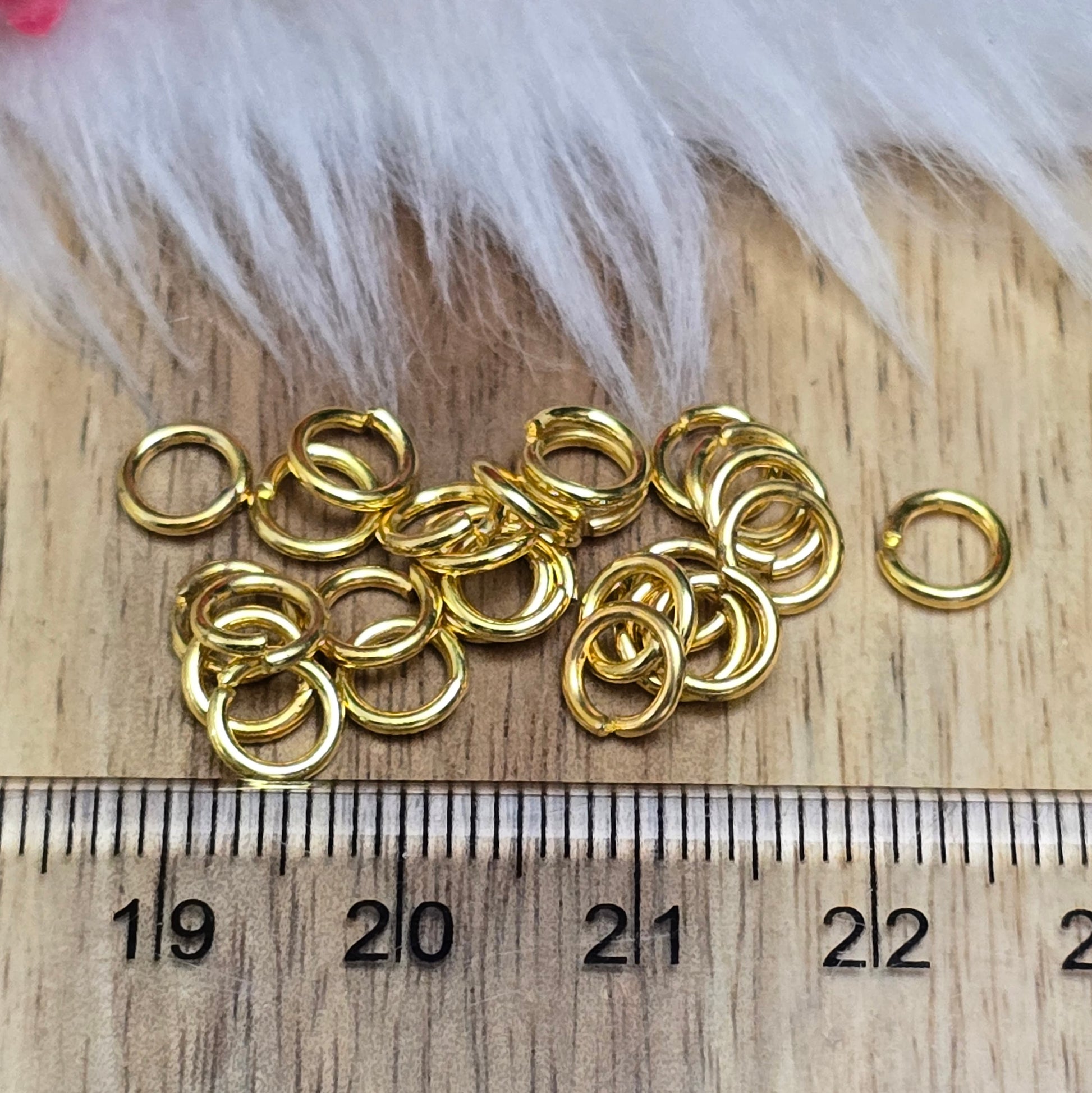 Das Bild zeigt 30 offene Biegeringe in vergoldet mit einem Durchmesser von 6mm. Die Verbindungsringe sind ein unverzichtbares Zubehör für die Schmuckherstellung. Ideal um Charms und Verschlüsse zuverlässig zu befestigen.