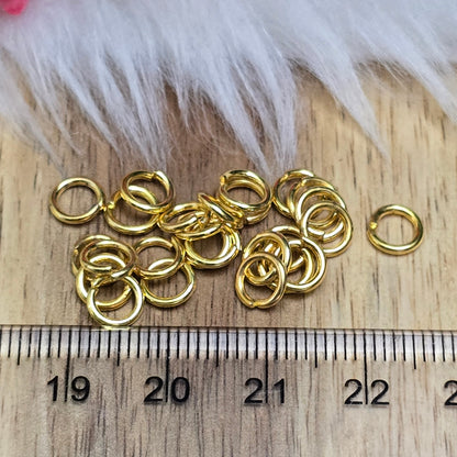 Das Bild zeigt 30 offene Biegeringe in vergoldet mit einem Durchmesser von 6mm. Die Verbindungsringe sind ein unverzichtbares Zubehör für die Schmuckherstellung. Ideal um Charms und Verschlüsse zuverlässig zu befestigen.