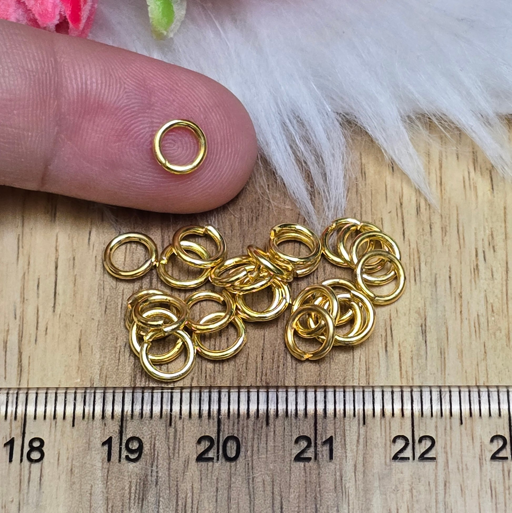 Das Bild zeigt 30 offene Biegeringe in vergoldet mit einem Durchmesser von 6mm. Die Verbindungsringe sind ein unverzichtbares Zubehör für die Schmuckherstellung. Ideal um Charms und Verschlüsse zuverlässig zu befestigen.