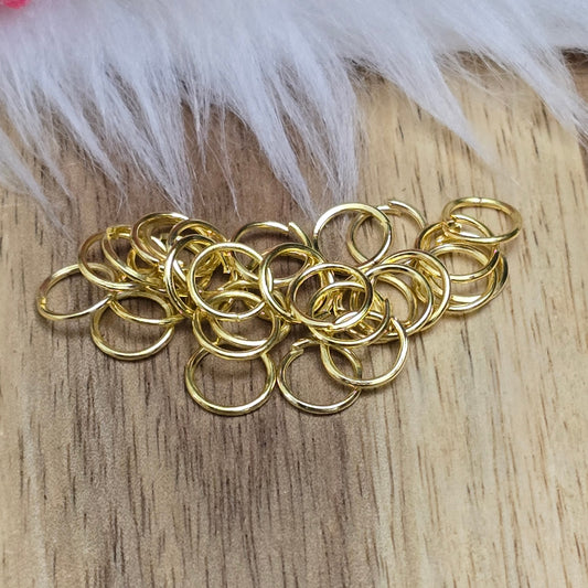 Das Bild zeigt 30 offene Biegeringe in vergoldet mit einem Durchmesser von 7mm. Die Verbindungsringe sind ein unverzichtbares Zubehör für die Schmuckherstellung. Ideal um Charms und Verschlüsse zuverlässig zu befestigen.