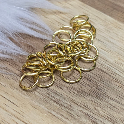 Das Bild zeigt 30 offene Biegeringe in vergoldet mit einem Durchmesser von 7mm. Die Verbindungsringe sind ein unverzichtbares Zubehör für die Schmuckherstellung. Ideal um Charms und Verschlüsse zuverlässig zu befestigen.