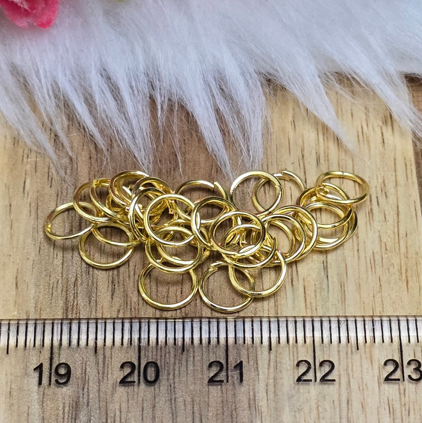 Das Bild zeigt 30 offene Biegeringe in vergoldet mit einem Durchmesser von 7mm. Die Verbindungsringe sind ein unverzichtbares Zubehör für die Schmuckherstellung. Ideal um Charms und Verschlüsse zuverlässig zu befestigen.