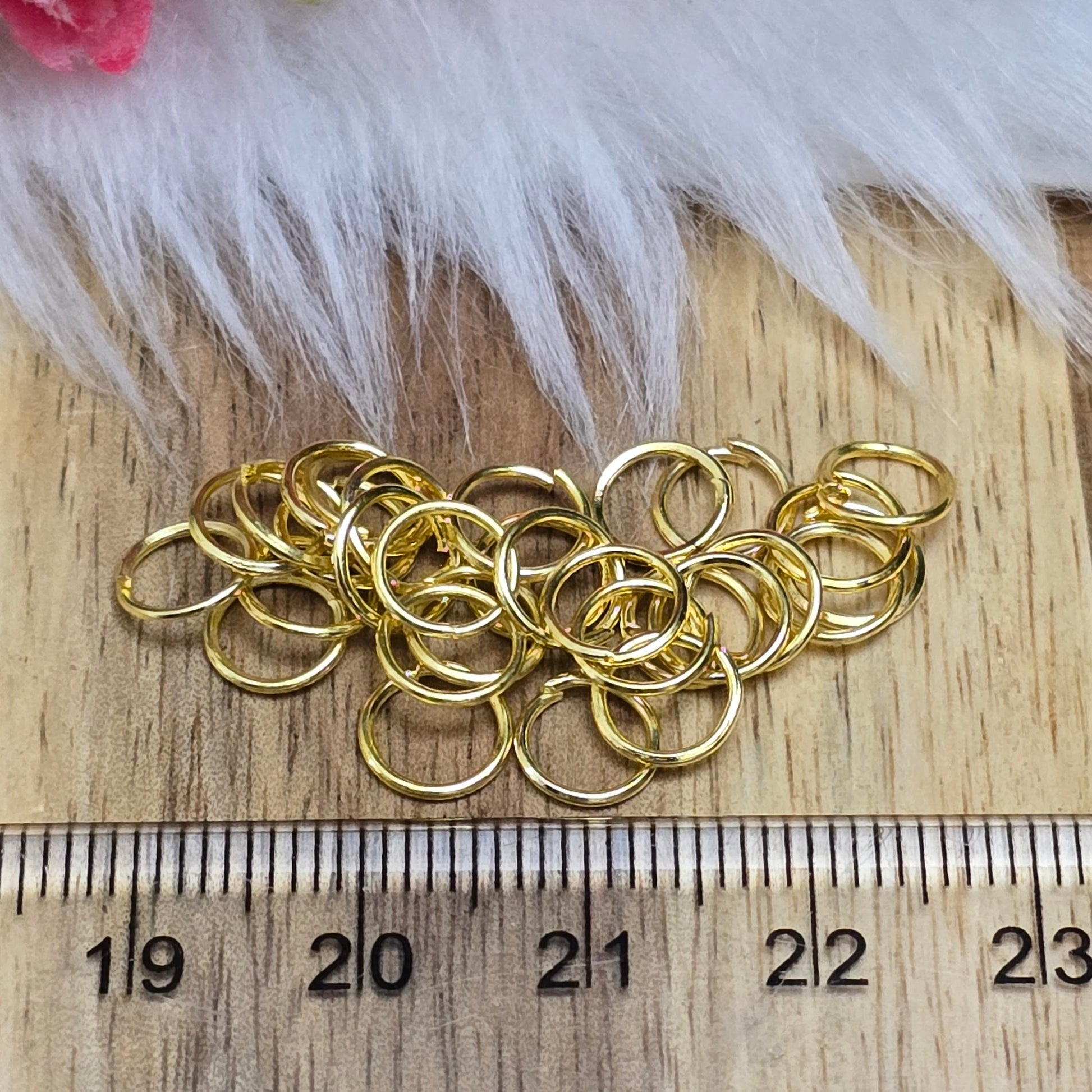 Das Bild zeigt 30 offene Biegeringe in vergoldet mit einem Durchmesser von 7mm. Die Verbindungsringe sind ein unverzichtbares Zubehör für die Schmuckherstellung. Ideal um Charms und Verschlüsse zuverlässig zu befestigen.