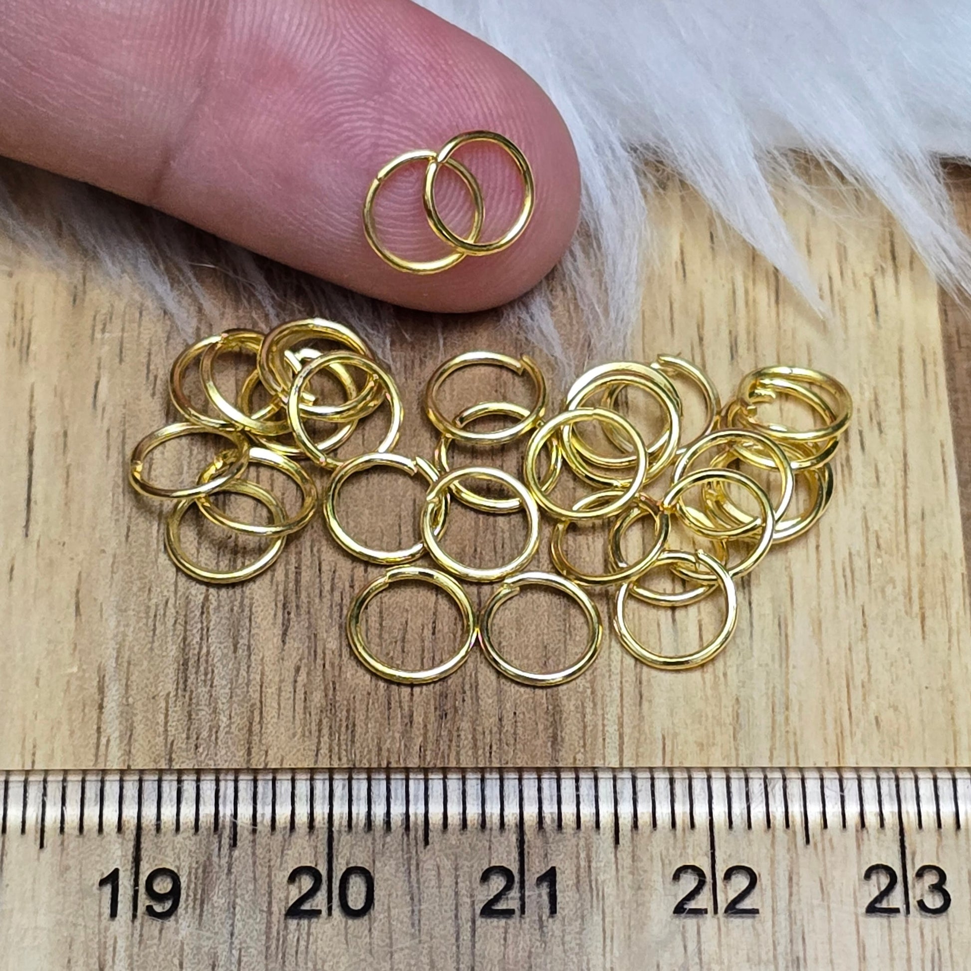 Das Bild zeigt 30 offene Biegeringe in vergoldet mit einem Durchmesser von 7mm. Die Verbindungsringe sind ein unverzichtbares Zubehör für die Schmuckherstellung. Ideal um Charms und Verschlüsse zuverlässig zu befestigen.